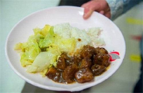有種食堂叫別人學(xué)校的食堂，2元蓋碼飯13年不漲價(jià)